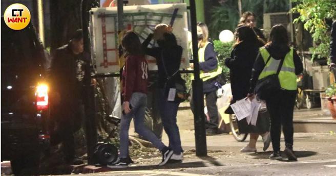 深夜十二點多，許瑋甯換了私服收工。（圖／本刊攝影組）