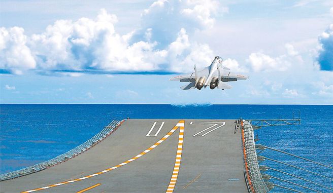 前大使介文汲分析，山东舰出现在东部外海，会让国军的东部战力保存计画无法实施。图为「山东舰」进行舰载机「歼-15」起降演练。（摘自中国军网）
