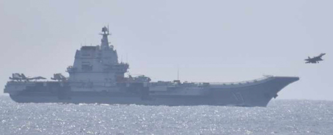 日本防卫省公开的照片显示，解放军舰载战机10日从位于冲绳南部海域的「山东」舰航母上起飞。（图 / 路透社）