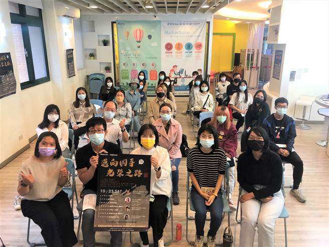 創客交流小聚活動吸引不同背景、領域的創客青年參加，與會者自由創作及參賽、創業經驗。(中彰投分署提供)