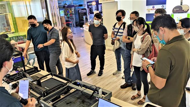 創客交流小聚活動吸引不同背景、領域的創客青年參加，與會者自由創作及參賽、創業經驗。(中彰投分署提供)