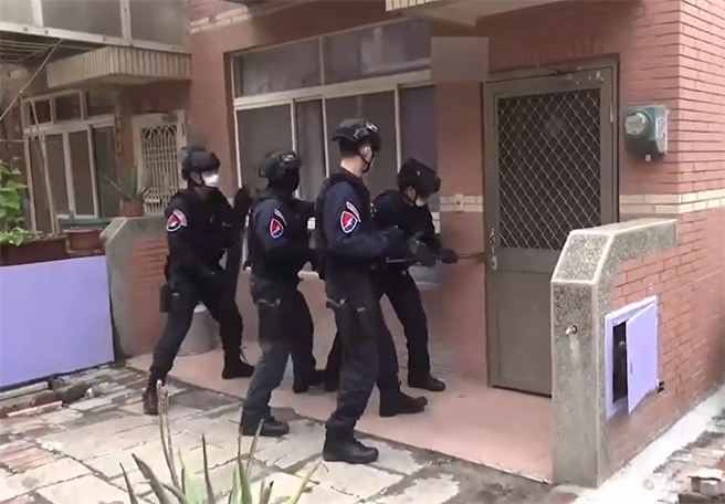警方全副武裝破門攻堅。（警方提供）