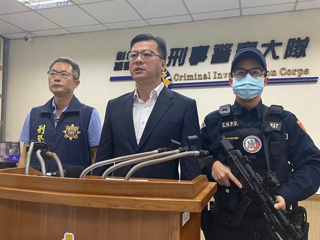 彰化縣警局刑大副大隊長張安進（中）提醒求職民眾務必小心，避免遭不法集團詐騙。（孫英哲攝）   