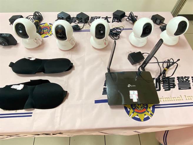 警方查獲詐騙集團用來控制被害人的監視器及眼罩等物。（孫英哲攝）