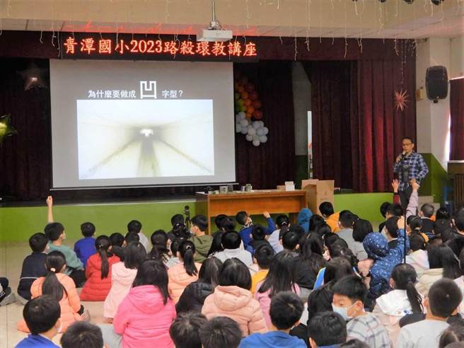 新北市農業局為宣導生態保育觀念，首次進入校園辦理「路殺環教講座」，邀請「路殺社」老師林德恩擔任講師，希望宣導如何減少路殺事件。（農業局提供）