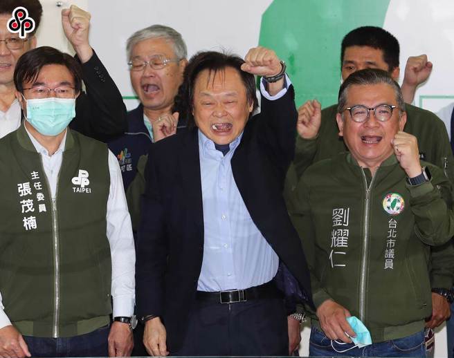 陈怡君疑似因支持王世坚（中），遭抹黑是黄承国的小三，气得她发声明喊话提告。（中时资料照）