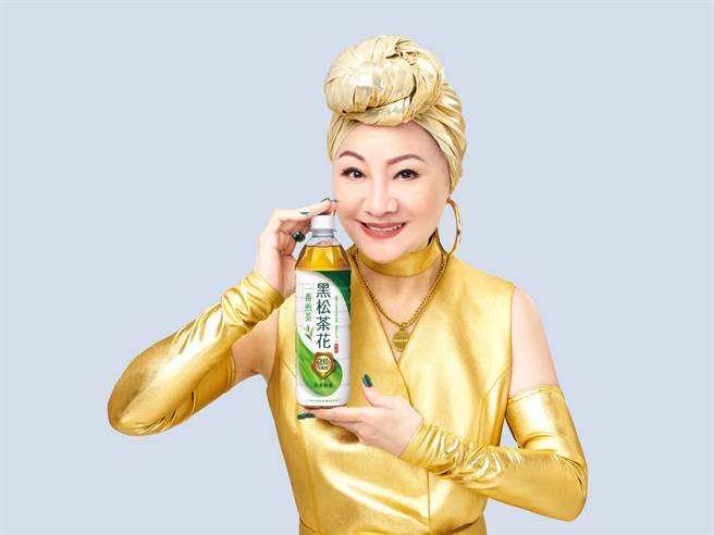 黑松茶花今年邀请比莉姐担任年度代言人，同时推出新品「黑松茶花一番煎茶」。（黑松提供）