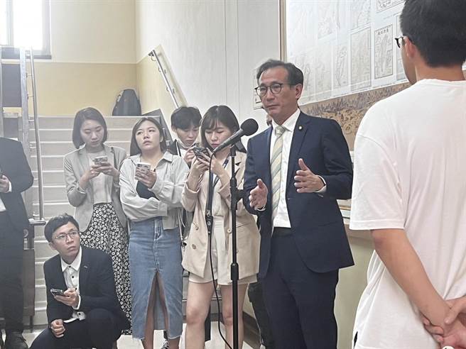 民進黨立委鄭運鵬指出，在美國設晶圓廠不只台灣，韓國三星等都有規畫，這也是大家對於中國大陸不信任重要的布局。（游念育攝）