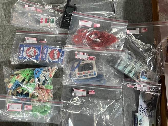 高雄橋頭檢警在阿蓮區偵破一處職業賭場，起出一批賭具。（翻攝照片／林瑞益高雄傳真）