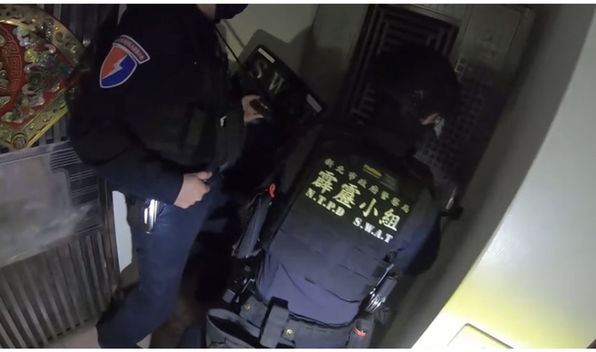 台版柬埔寨詐團主嫌藍道逃亡多時，檢警歷時數月蒐證於11日正式收網，攻堅藍道住所將其逮捕歸案。（圖／翻攝照片）