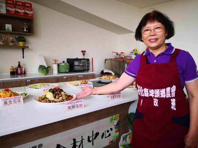 埤头乡农会家政班成员做出多项高丽菜美味料理。（埤顼乡农会提供）
