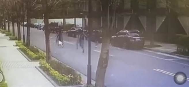 警方埋伏乔装一般民眾，车手见有人接近拔腿狂奔，但仍被警方依诈欺现行犯逮捕。（翻摄照片／林郁平台北传真）