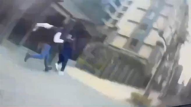 警方埋伏乔装一般民眾，车手见有人接近拔腿狂奔，但仍被警方依诈欺现行犯逮捕。（翻摄照片／林郁平台北传真）