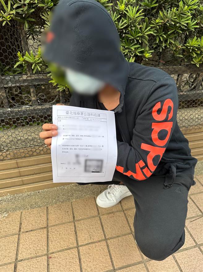 翁姓车手持偽造「臺北地检署公文」，企图诈取老翁的提款卡。（翻摄照片／林郁平台北传真）