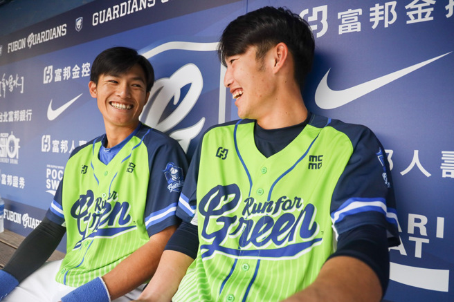 李宗賢（左）、劉俊豪穿上富邦悍將「Run For Green™ 環保主題球衣」。（富邦悍將提供）