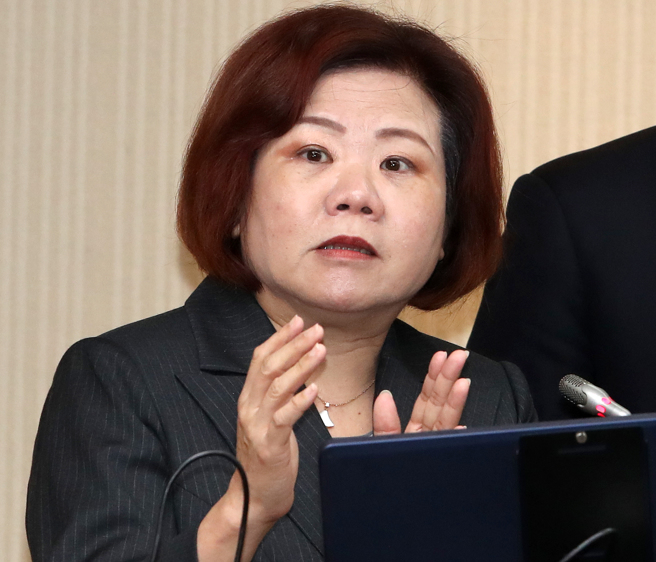 劳动部部长许铭春（图）12日赴立法院社会福利及卫生环境委员会，报告业务概况，并上台答询。（刘宗龙摄）