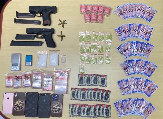 警方起出多包毒咖啡包上方印有一日丧命散。（翻摄画面）