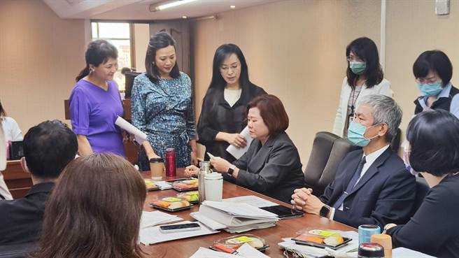 勞動部部長許銘春哽咽落淚。（林良齊攝）