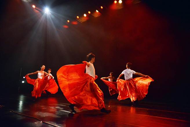 瓊瑢舞蹈團以《舞躍歡慶》為文化中心慶生祝賀。（葫蘆墩文化中心提供）