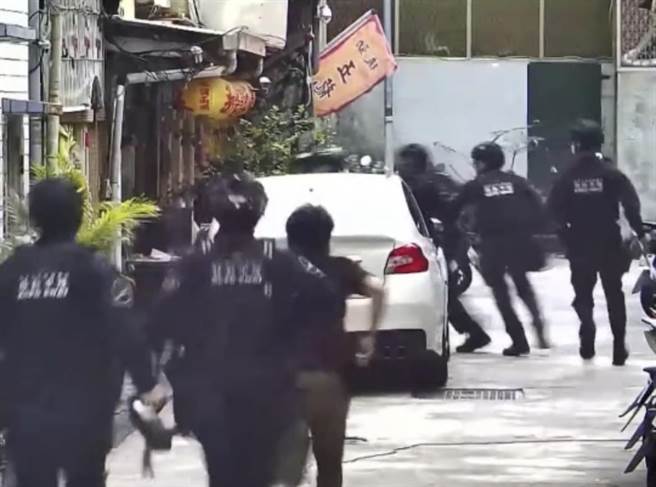 保大警方攻坚。（翻摄照片／高雄洪靖宜传真）