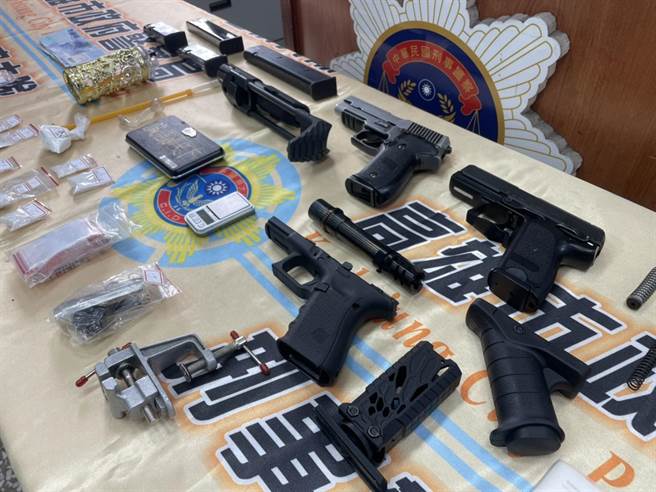 警方查扣毒品、改造枪枝等证物。（洪靖宜摄）