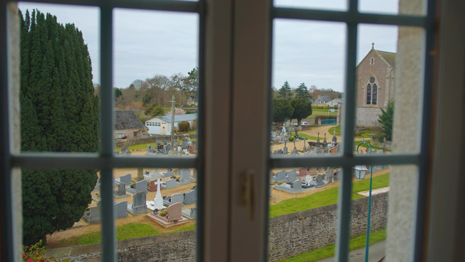 大陆一名女子买了一间位于墓地旁的新房，原本以为会被父母臭骂，没想到父亲却对她说：「挺好。」(示意图/达志影像)