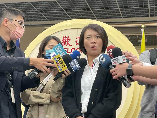 民进党台北市议员简舒培喊话，欢迎市府沟通，但不是说来就来，要有诚意。（刘彦宜摄）