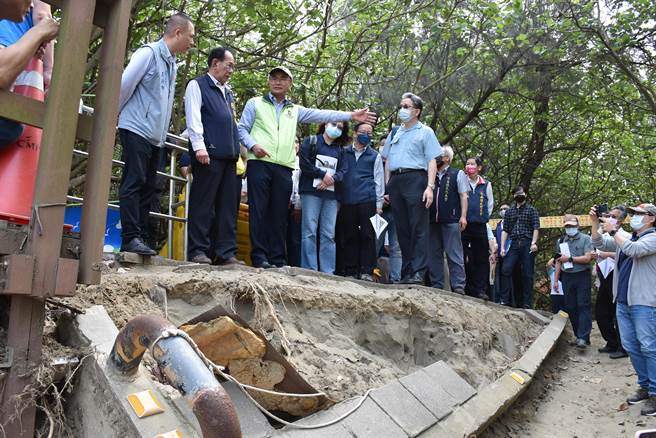 農委會主委陳吉仲12日赴苗栗縣竹南鎮假日之森會勘沙岸崩坍現場。（謝明俊攝）