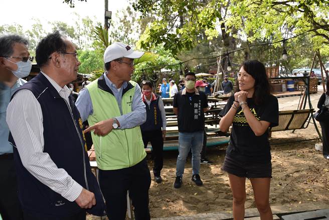 農委會主委陳吉仲12日赴苗栗縣竹南鎮假日之森會勘，應允要局部解編海岸森林。（謝明俊攝）