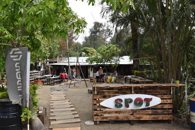 衝浪愛好者努打造假日之森為海上運動專區，但因受林業法令限制，岸上休憩設施破舊不堪。（謝明俊攝）