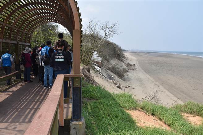 竹南鎮假日之森沙岸受沿岸流掏空崩坍後縮，已危及濱海自行車步道。（謝明俊攝）