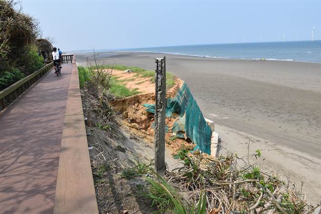 竹南鎮假日之森沙岸受沿岸流掏空崩坍後縮，已危及濱海自行車步道。（謝明俊攝）