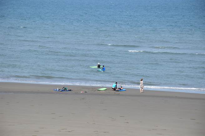 衝浪愛好者努打造假日之森為海上運動專區。（謝明俊攝）