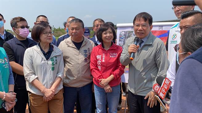 交通部長王國材12日到大里河堤棒球場現勘台74線十九甲北出口匝道現地狀況，宣布只要市府完成私有地徵收，交通部拼9月發包、12月動工，預計114年12月完工。（馮惠宜攝）
