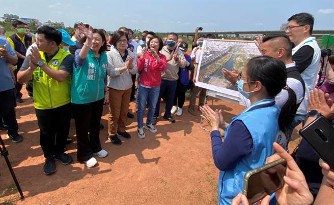 利用立法院交通委員會到台中考察，何欣純邀交通部長王國材到大里河堤棒球練習場現地會勘，立委林靜儀、市議員張芬郁等多位民代、里長都到場關心。（馮惠宜攝）