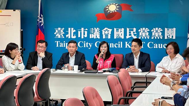 台北市长蒋万安12日带领市府团队，前往台北市议会国民党团大会进行拜会。（丁上程摄）