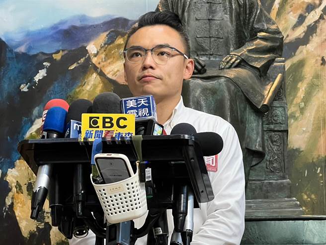 國民黨文傳會主委洪孟楷今在中常會後受訪時說，黨內相信，無論是侯友宜或是其他縣市首長，任何時刻都可以面對困難並好好的努力。（李奇叡攝）