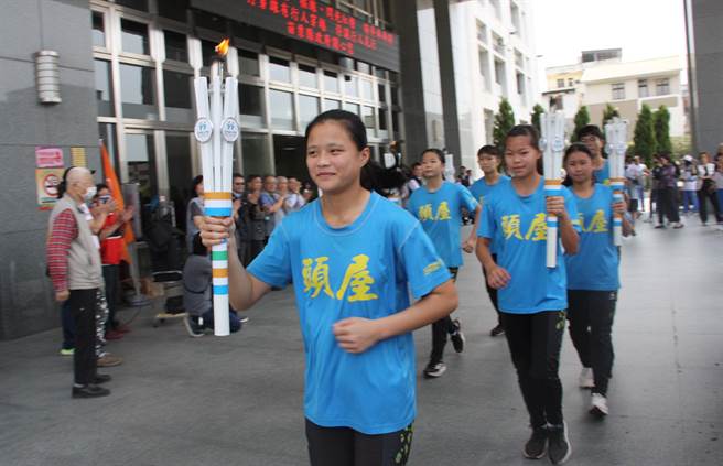 頭屋國中體育班同學交接副火。（苗栗縣政府提供／李京昇苗栗傳真）