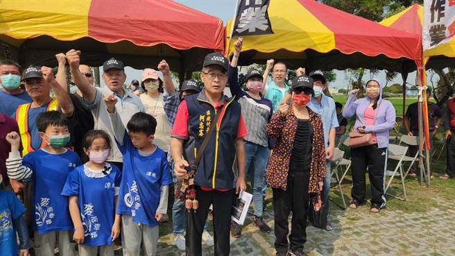 潭墘村长柯志宪与学生及家长齐聚，抗议潭墘国小遭到废校。（民眾提供）