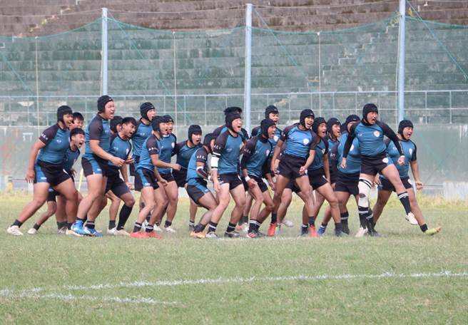 桃园市观音高中橄榄球队成军近4年，现有36名成员，2020年起陆续参与各大赛事，一路累积经验。（观音高中提供／蔡明亘桃园传真）