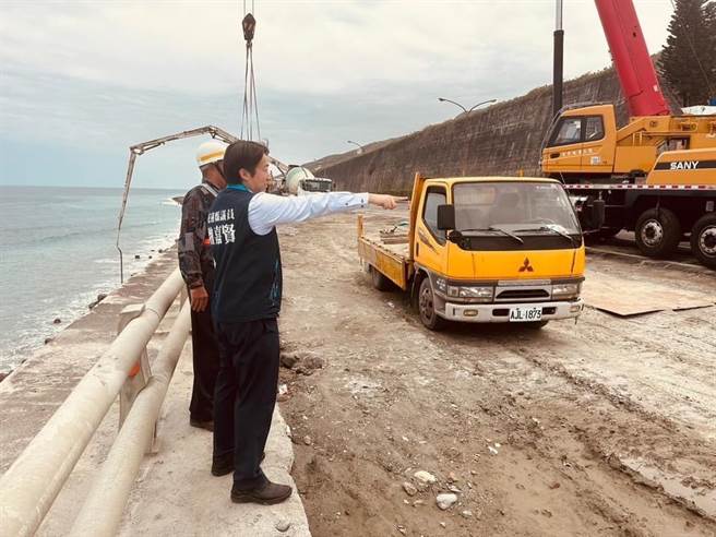 县议员魏嘉贤请公路组局施工单位儘速检查和修缮，他也到场了解处理情况，呼吁工务段要更全面地掌握台11线全线的路况。（县议员魏嘉贤提供／王志伟花莲传真）