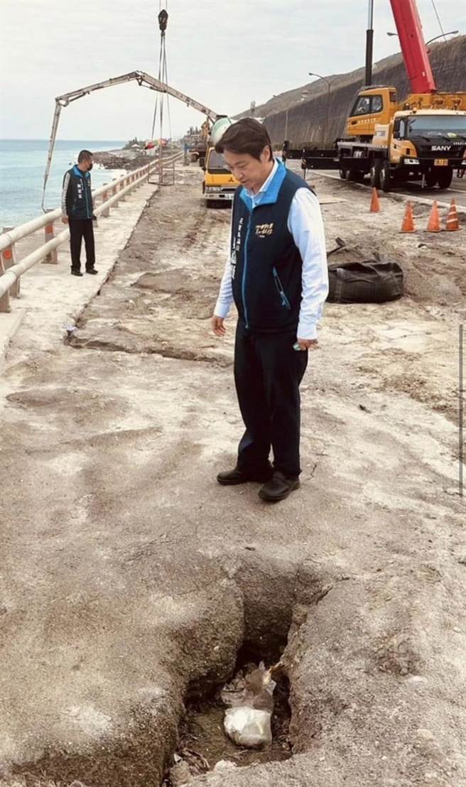 台11线公路盐寮村路段出现坍塌异常，县议员魏嘉贤请公路组局施工单位儘速检查和修缮，呼吁工务段要更全面地掌握台11线全线的路况。（县议员魏嘉贤提供／王志伟花莲传真）