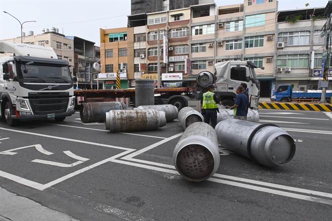 高雄一辆曳引车12日下午行经台1线桥头路段，因不明原因，导致车上的大型冷媒钢瓶掉落一地，警方获报到场维安。（林瑞益摄）