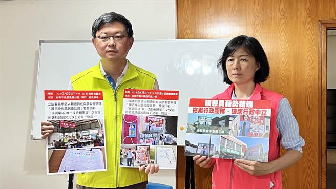 郭貞慧的夫婿、前農委會副主委李退之（左）今天秀出相關照片，指控立委賴惠員控藉勢破壞行政中立。（張毓翎攝）