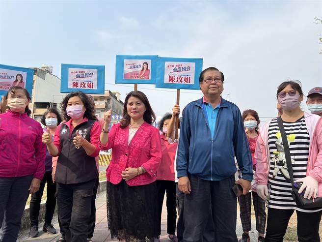 國民黨高雄市議員陳玫娟12日宣布競選左楠區立委，在左營區哈囉市場掛上第一面廣告看板。（林瑞益攝）