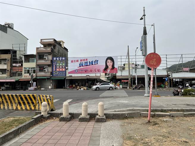 國民黨高雄市議員陳玫娟12日宣布競選左楠區立委，在左營區哈囉市場掛上第一面廣告看板。（林瑞益攝）