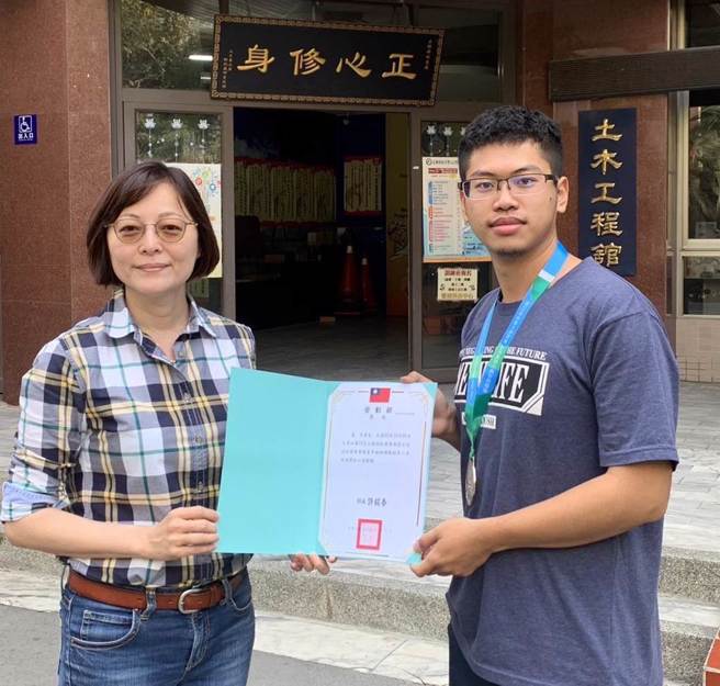 高雄市正修科技大学土木系一年级同学李舜智参加「第53届全国技能竞赛南区分区技能竞赛」，在砌砖职类的青年组获得银牌。（正修科大提供／林雅惠传真）