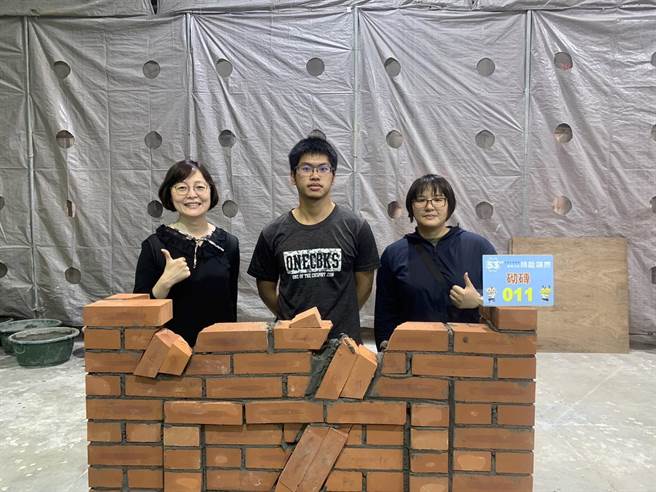 高雄市正修科技大学土木系一年级同学李舜智参加「第53届全国技能竞赛南区分区技能竞赛」，在砌砖职类的青年组获得银牌。（正修科大提供／林雅惠传真）