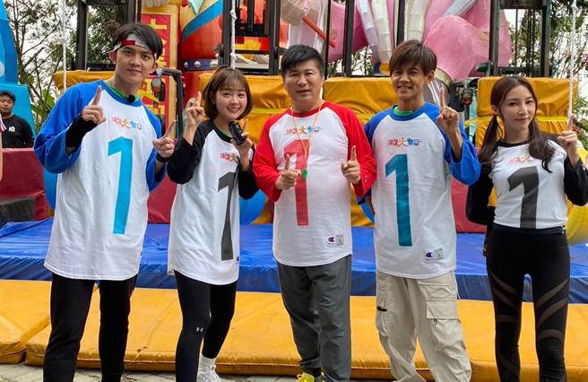 郭忠佑（左起）、篮篮、胡瓜、阿翔以及张家玮今天庆祝第1111集录影。（民视提供）