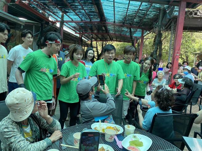 大伙与乡亲们互动。（民视提供）